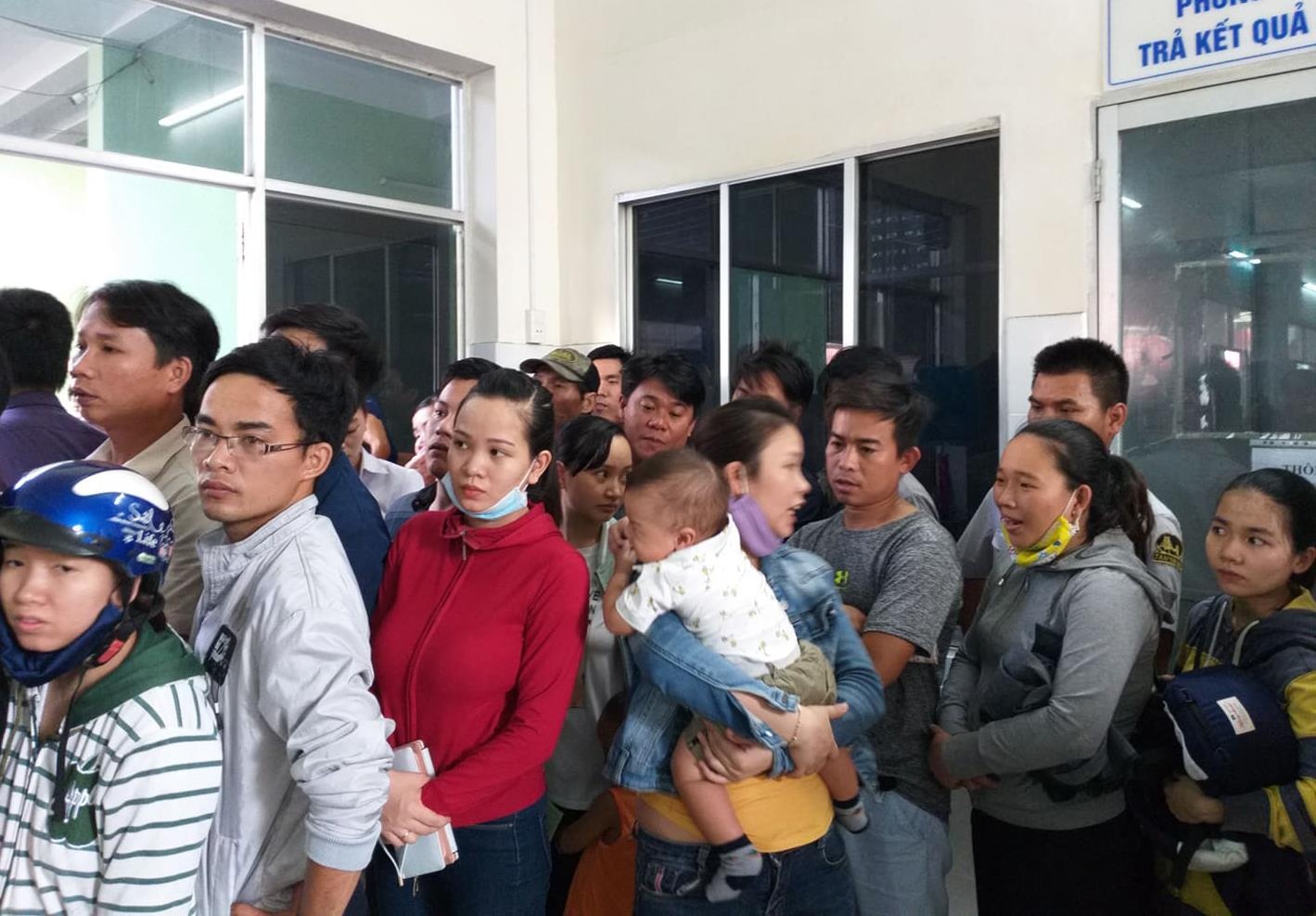 Hang tram nguoi cho tiem vac xin cho con o da nang anh 2