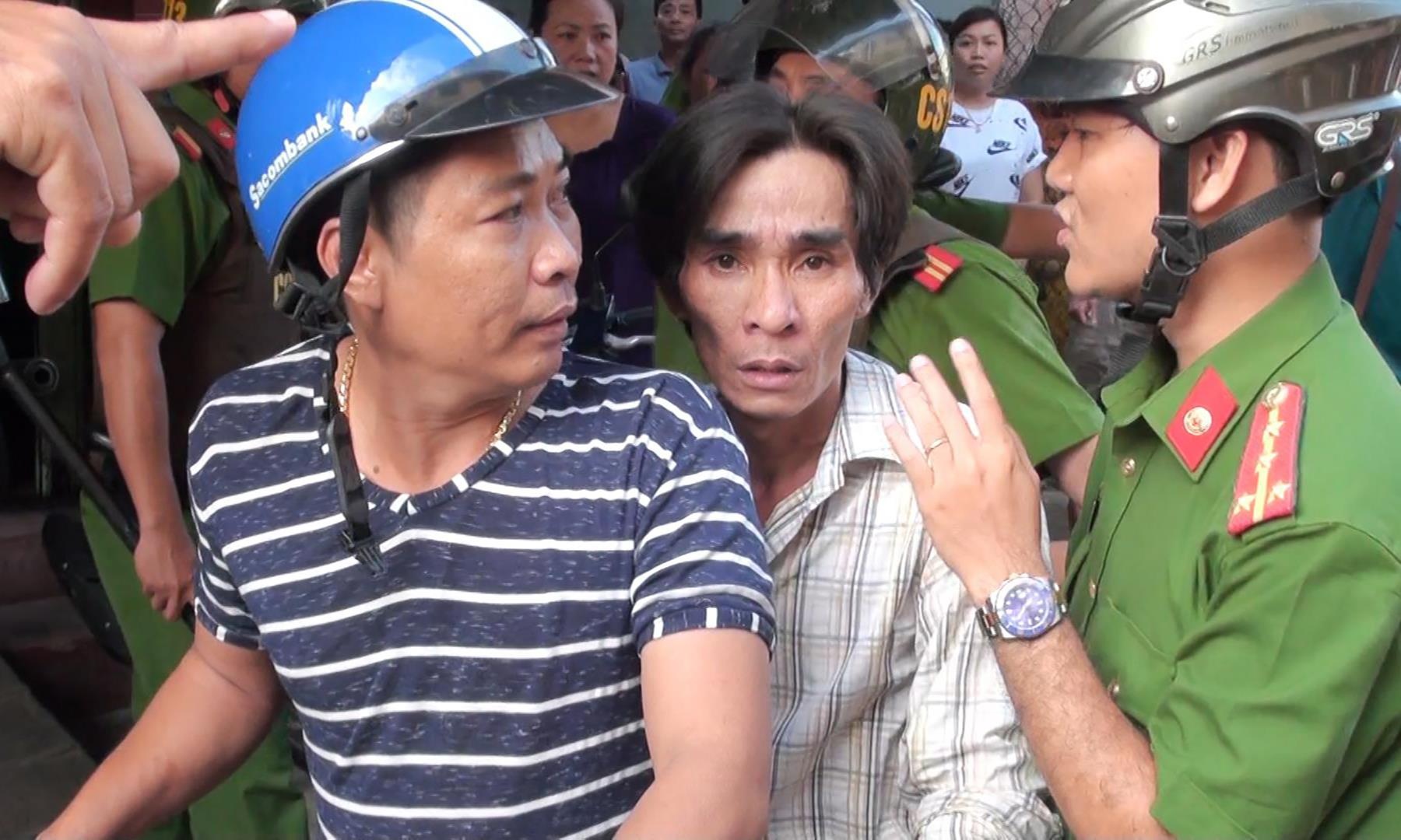 50 canh sat thuyet phuc ke nghi ngao da tren noc nha hinh anh