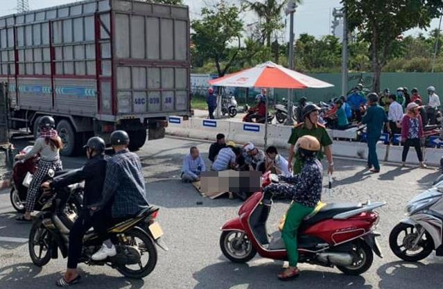 Cha gao khoc ben thi the con trai 10 tuoi bi xe tai can chet o Da Nang hinh anh