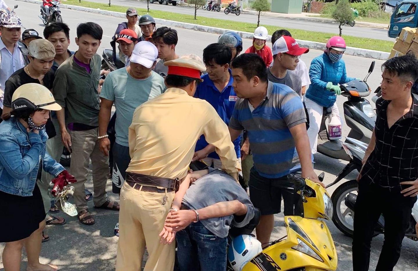 CSGT Da Nang truy duoi hon 3 km bat hai thieu nien giat dien thoai hinh anh