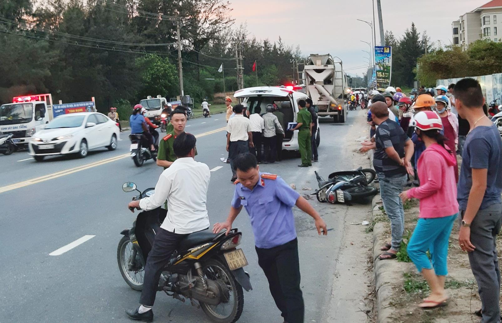 Nu cong nhan bi xe bon keo le gan 20 m tren duong di lam ve hinh anh