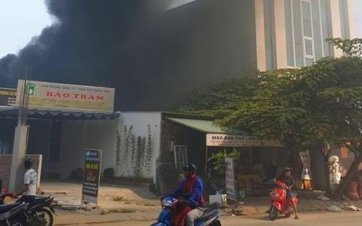 Chay kho phe lieu canh ngan hang, nhieu nhan vien thao chay hinh anh