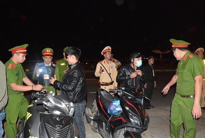 Cong an Da Nang cam on nguoi to luc luong 911 noi coc loc voi dan hinh anh