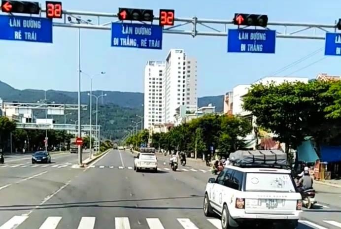 Doan xe vuot den do o Da Nang anh 1