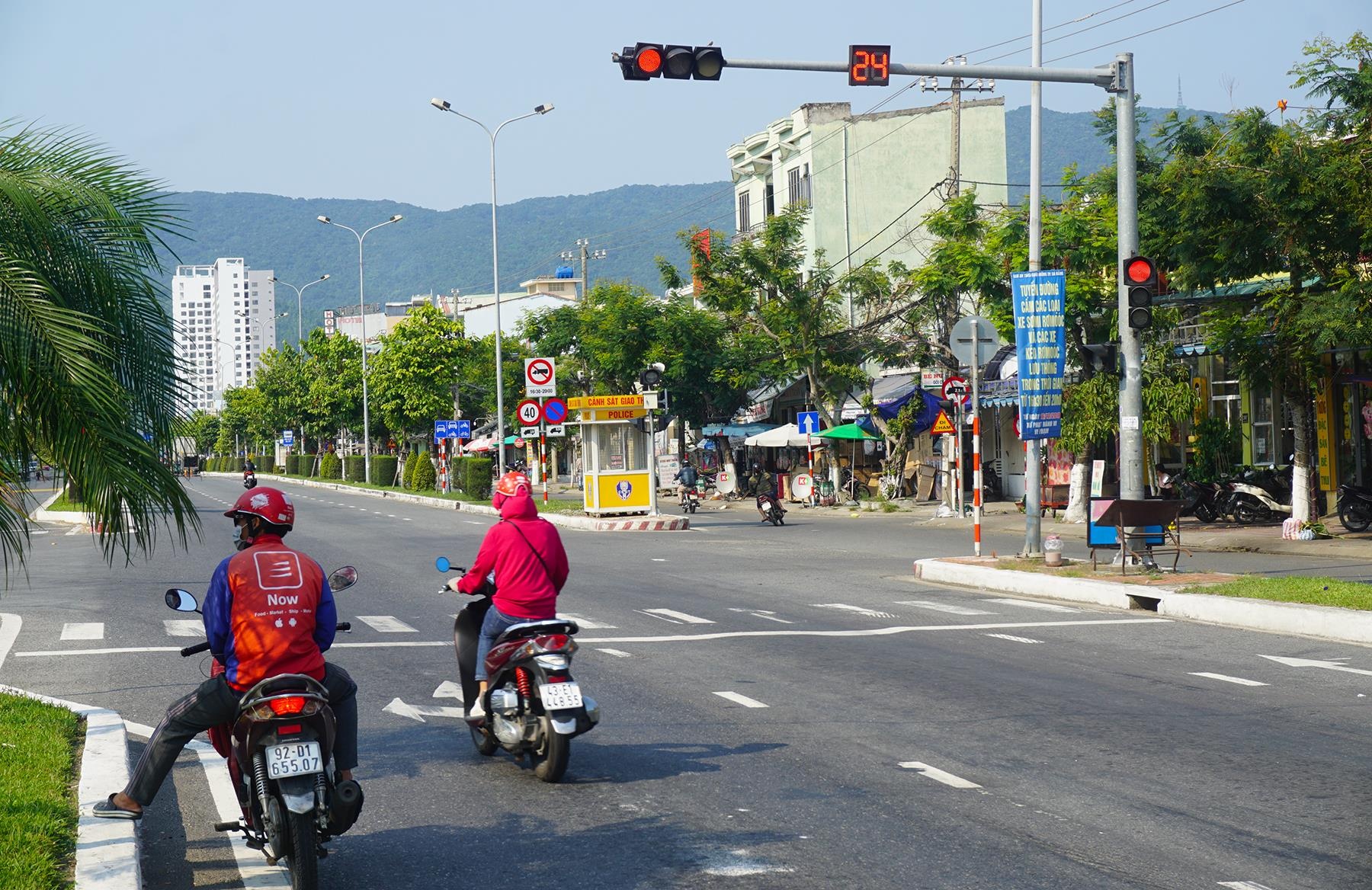 Doan xe vuot den do o Da Nang anh 2