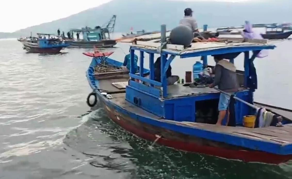 Bat 5 tau ca dung sung dien khai thac thuy san o ban dao Son Tra hinh anh