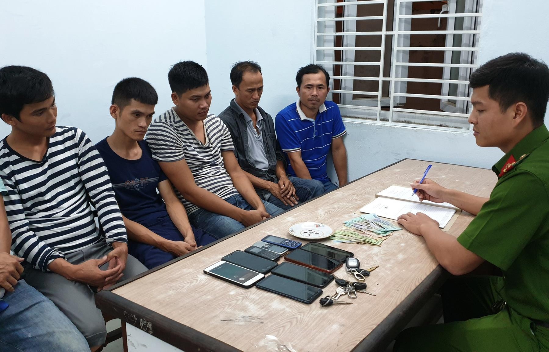 Bắt nhóm đánh bạc ở Đà Nẵng ảnh 1 Bat nhom danh bac o Da Nang anh 1