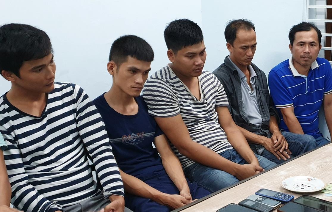 Canh sat mat phuc giua trua bat nhom xoc dia o nghia dia hinh anh