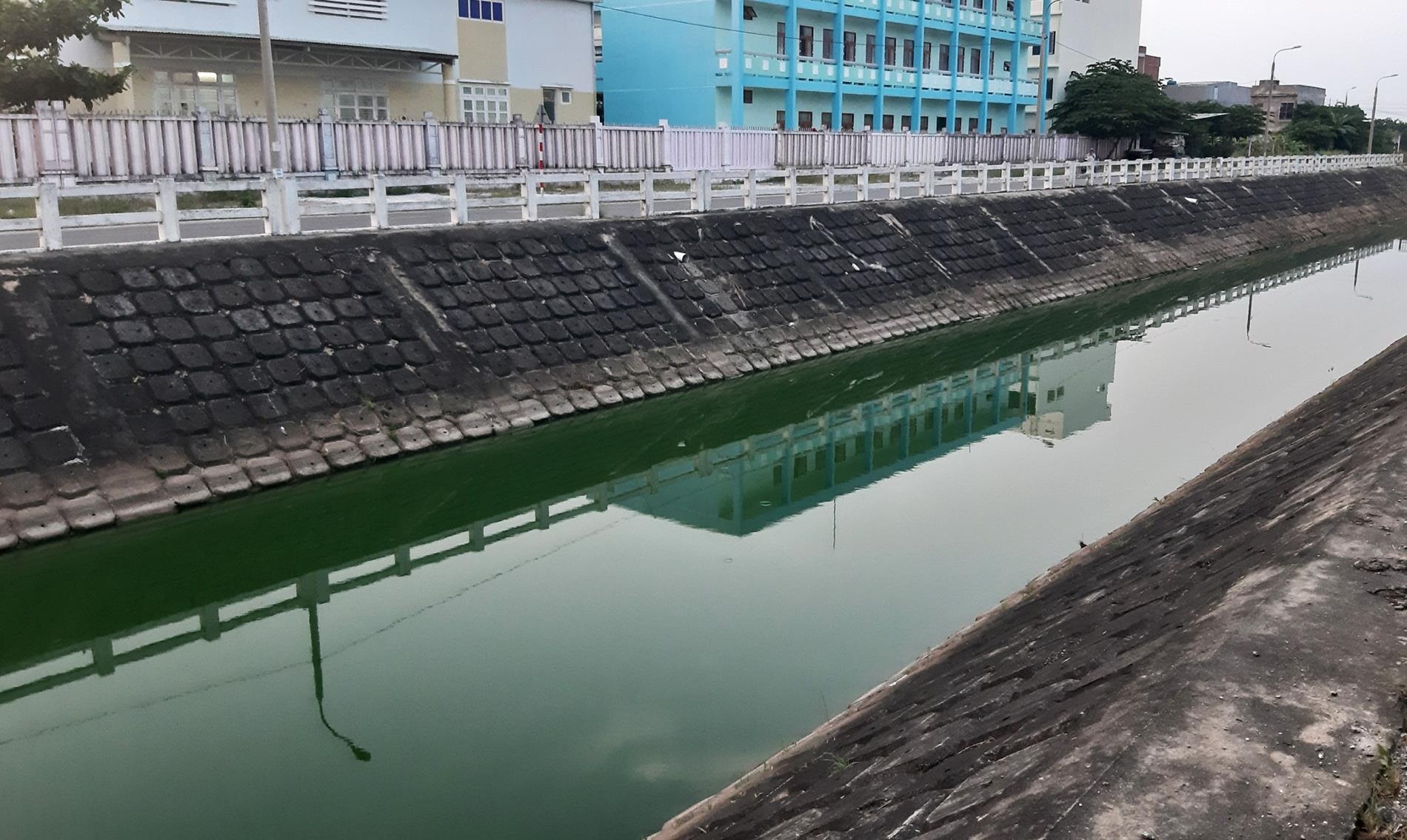 Nước kênh đổi màu ở Đà Nẵng ảnh 1 Nuoc kenh doi mau o Da Nang anh 1