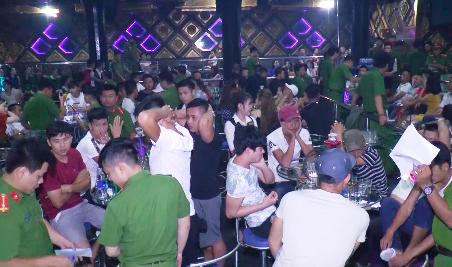 Ben trong quan bar phat hien 80 nguoi duong tinh ma tuy o Da Nang hinh anh