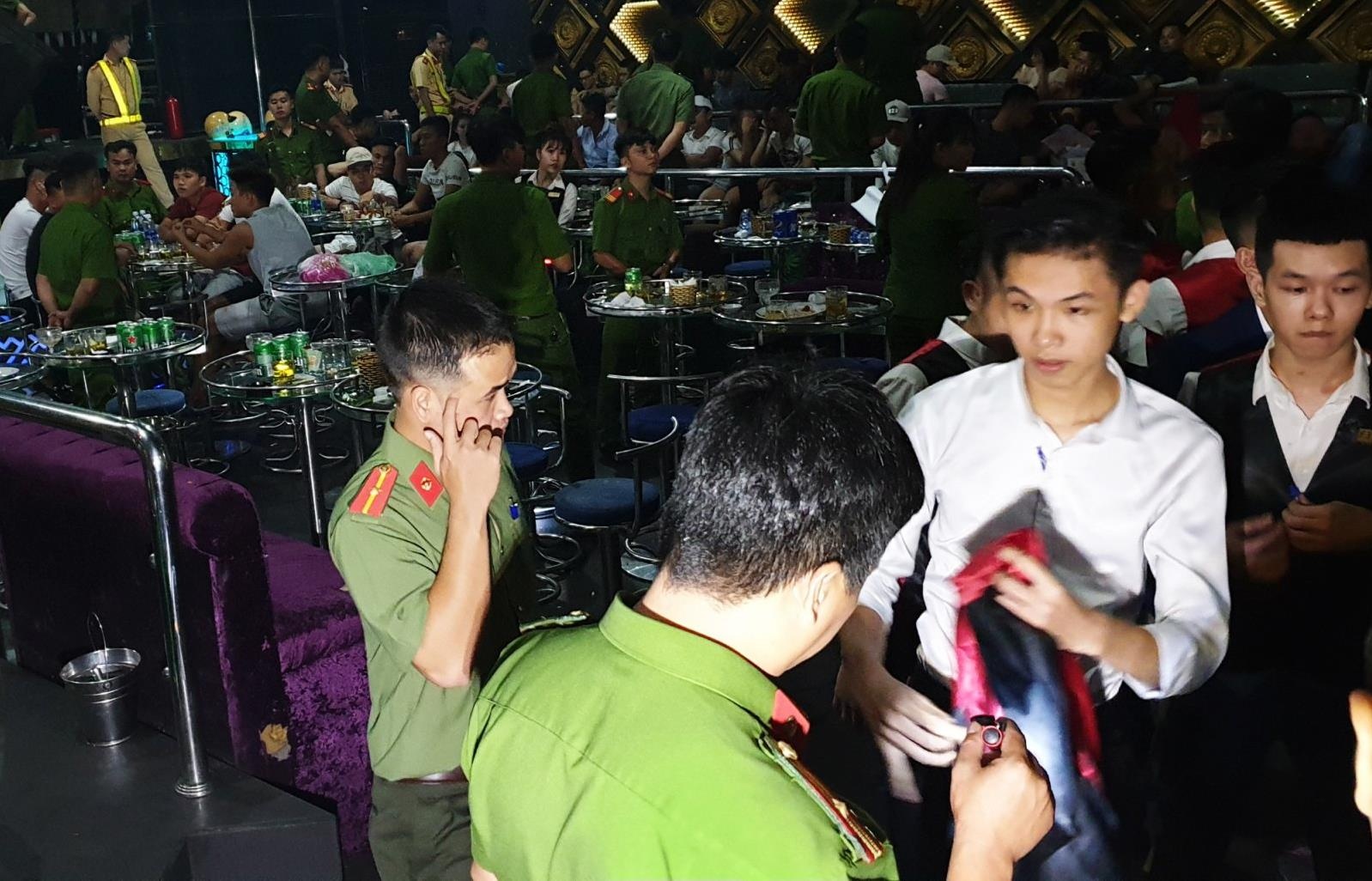 80 nguoi duong tinh ma tuy trong quan bar giua trung tam Da Nang hinh anh