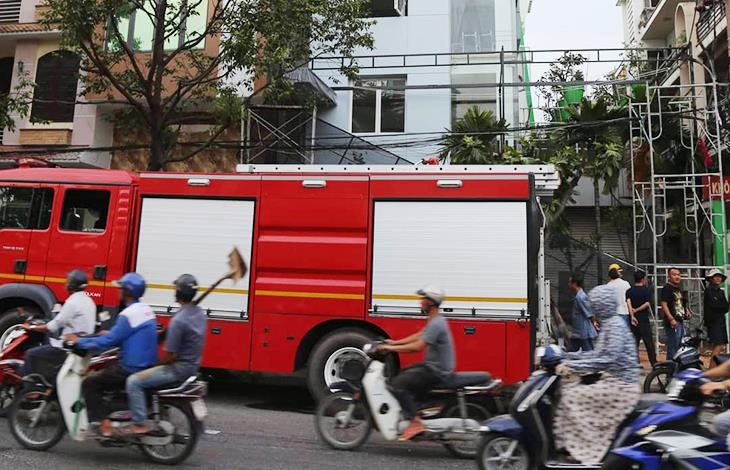 Lap gian giao sat han cong trinh, 2 cong nhan bi dien giat hinh anh