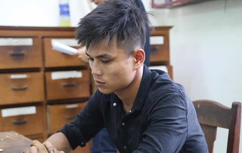 Cong an lay loi khai nam thanh nien mua xang dot chung cu hinh anh