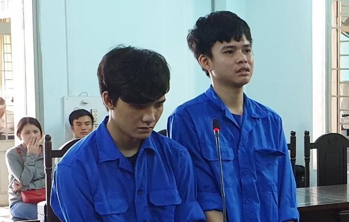 Hai 9X cam gach tan cong canh sat linh an hinh anh