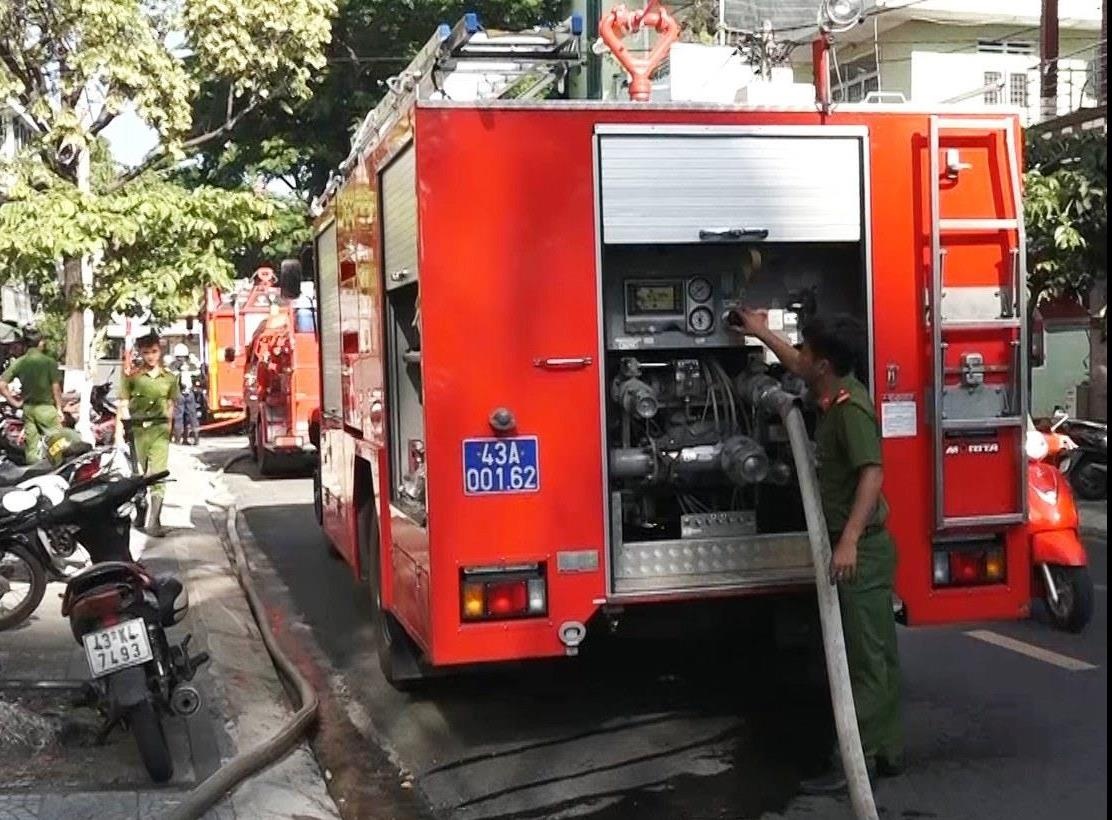 Cuu cu ong bi liet ben trong ngoi nha dang chay o Da Nang hinh anh