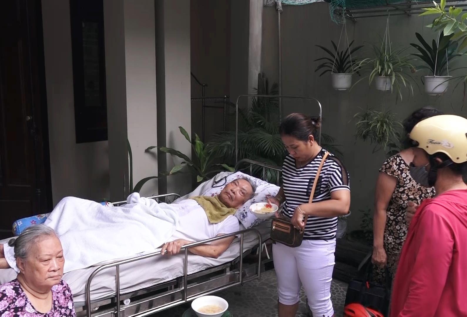 Người dân cứu cụ ông trong ngôi nhà cháy ở đà nẵng ảnh 2 Nguoi dan cuu cu ong trong ngoi nha chay o da nang anh 2