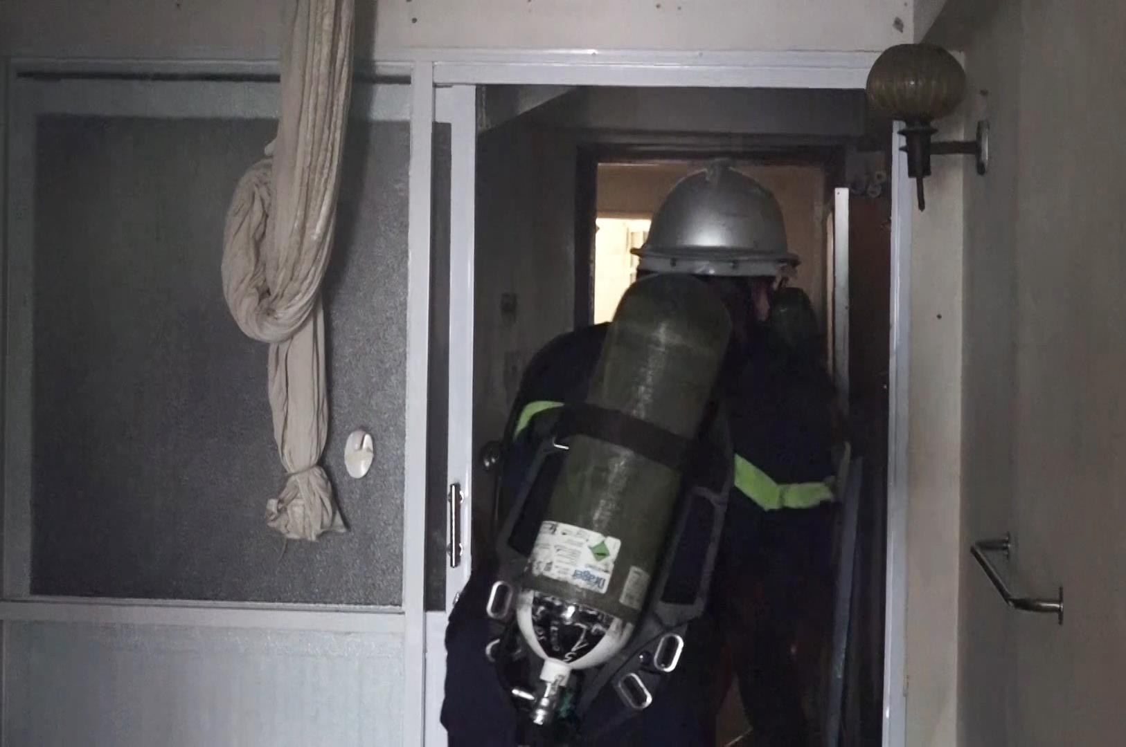 Người dân cứu cụ ông trong ngôi nhà cháy ở đà nẵng ảnh 1 Nguoi dan cuu cu ong trong ngoi nha chay o da nang anh 1