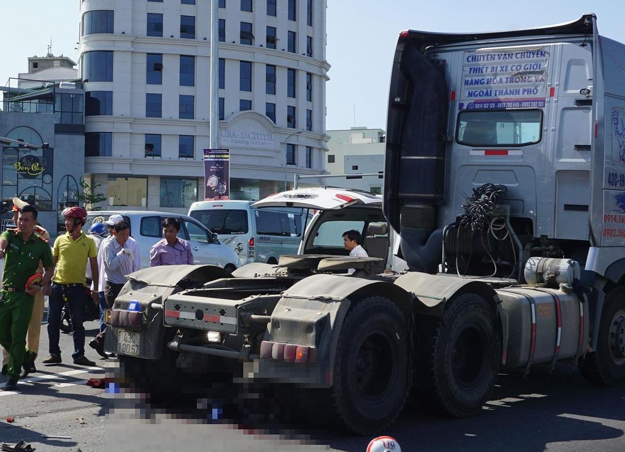 Nam cong nhan bi container cuon vao gam o giao lo hinh anh