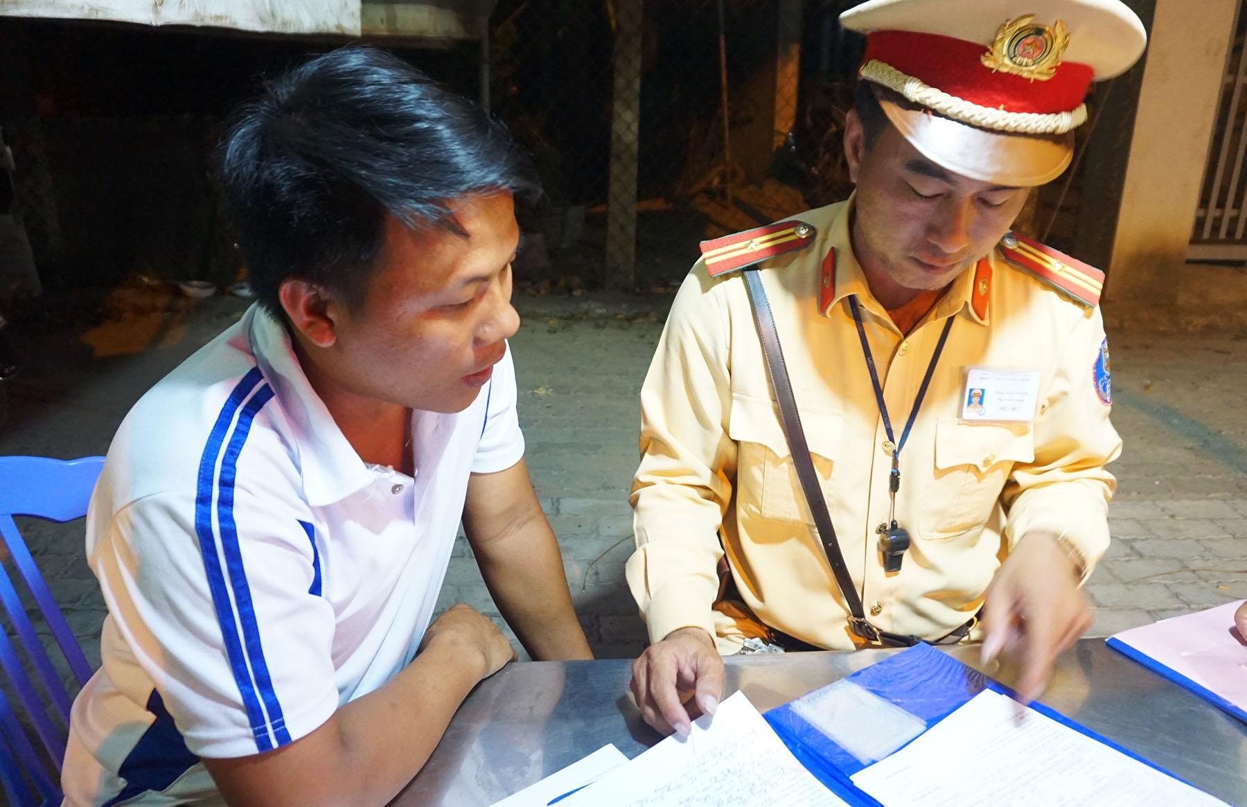 Tai xe cho qua tai co thu tren xe anh 2