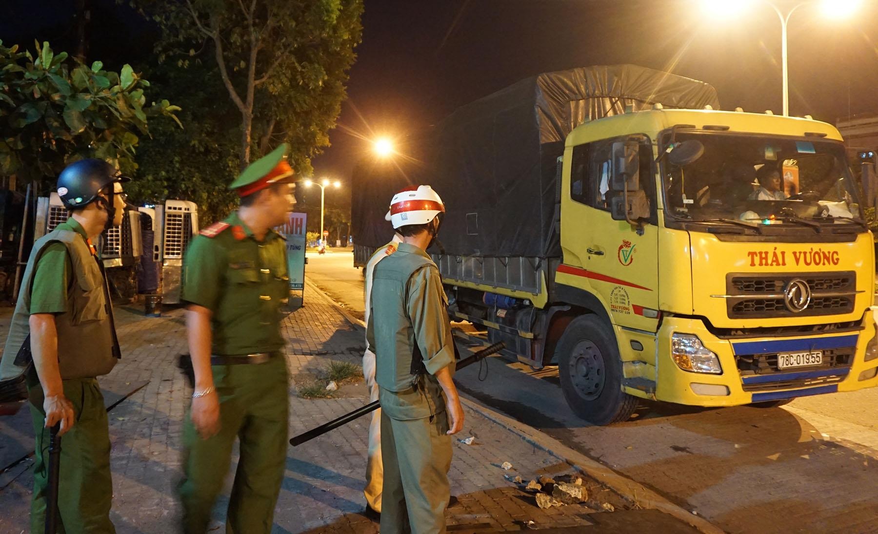 Tai xe cho qua tai co thu tren xe anh 1