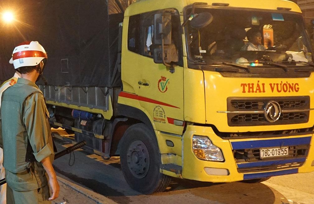 Tai xe cho qua tai co thu tren cabin suot 3 gio hinh anh