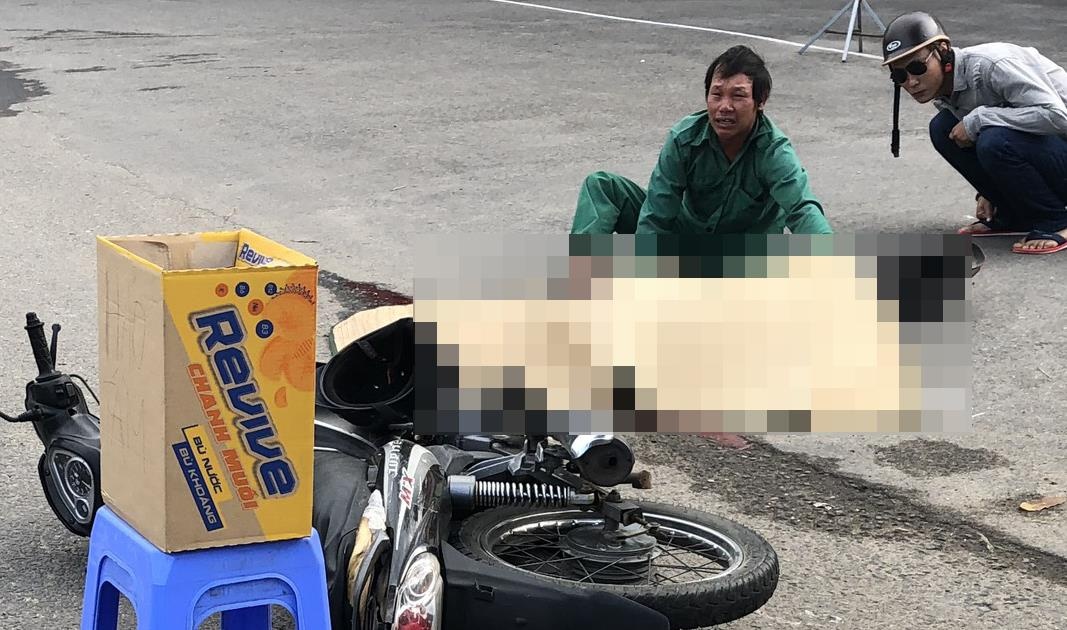 2 thieu nien chay xe may tong vao via he, 1 nguoi chet hinh anh