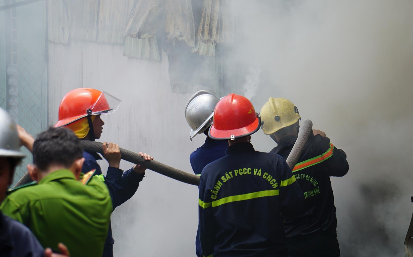 Nha xuong 500 m2 chay du doi, 100 canh sat duoc huy dong hinh anh