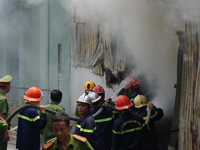 Nha xuong san xuat huong o Da Nang boc chay hinh anh