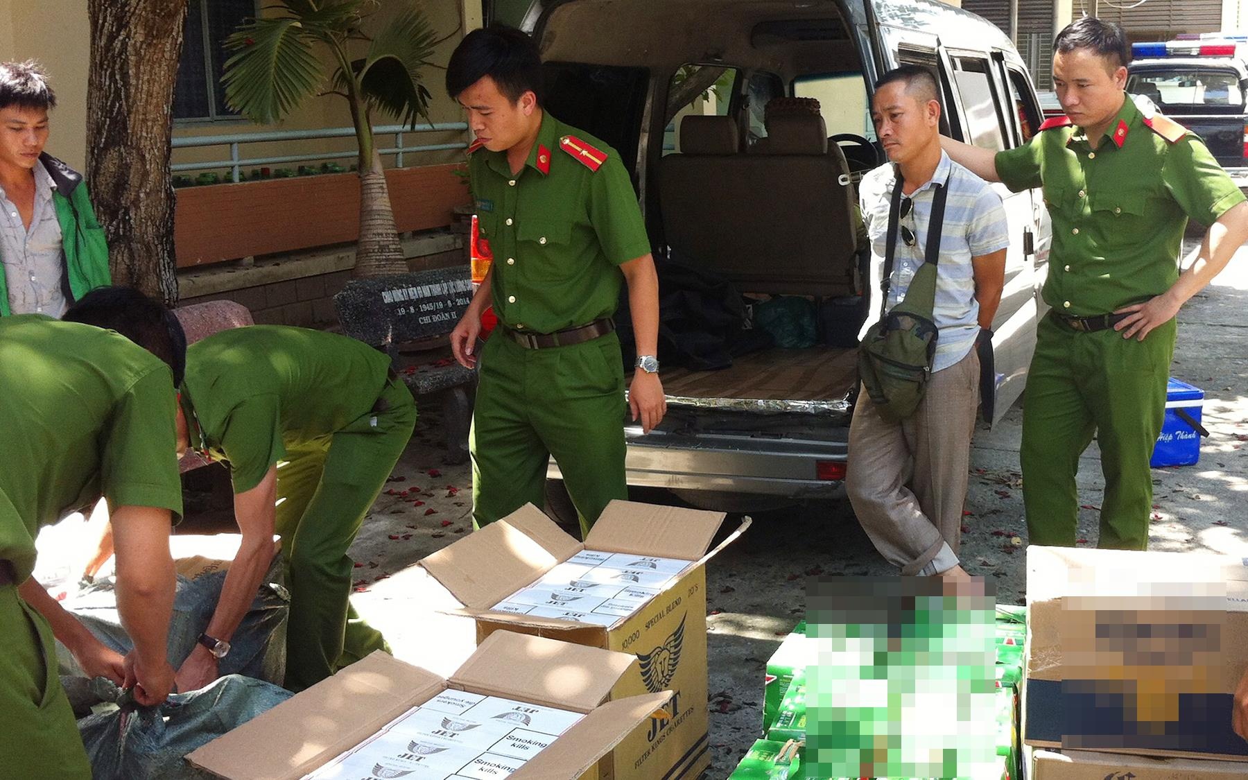 Bắt xe chở thuốc lá lậu ở Đà Nẵng ảnh 1 Bat xe cho thuoc la lau o Da Nang anh 1