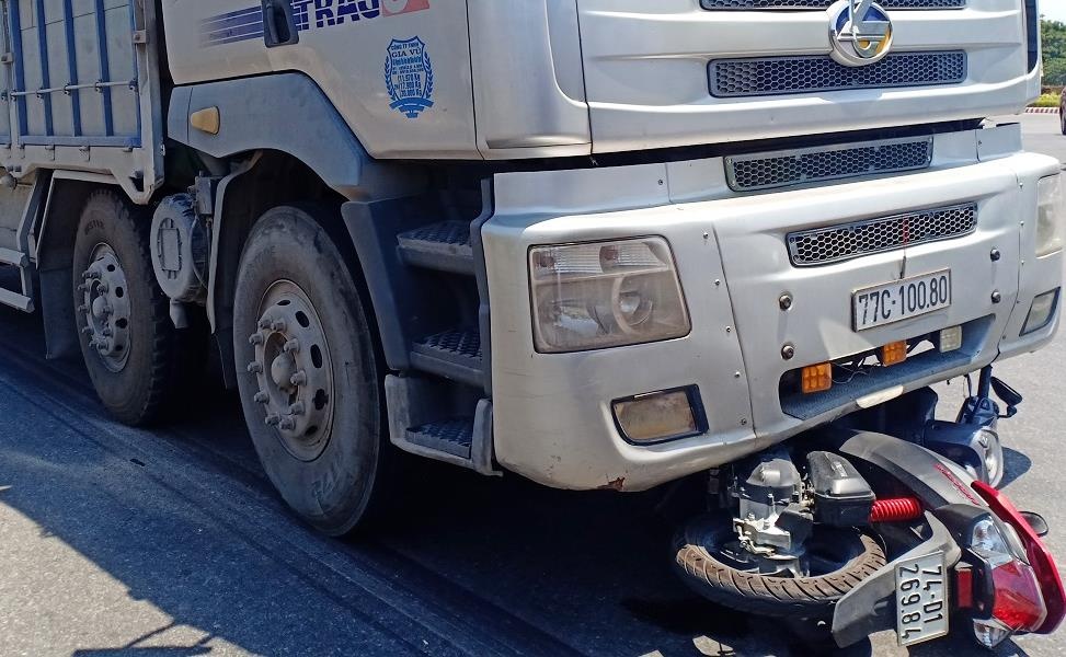 Nu tai xe xe may bi oto tai keo le anh 1