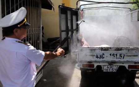 Tai xe cho lon chet tu vung dich ra Da Nang tieu thu hinh anh