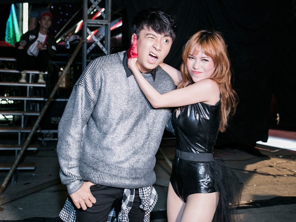 Si Thanh treu dua Ngo Kien Huy o canh ga san khau hinh anh