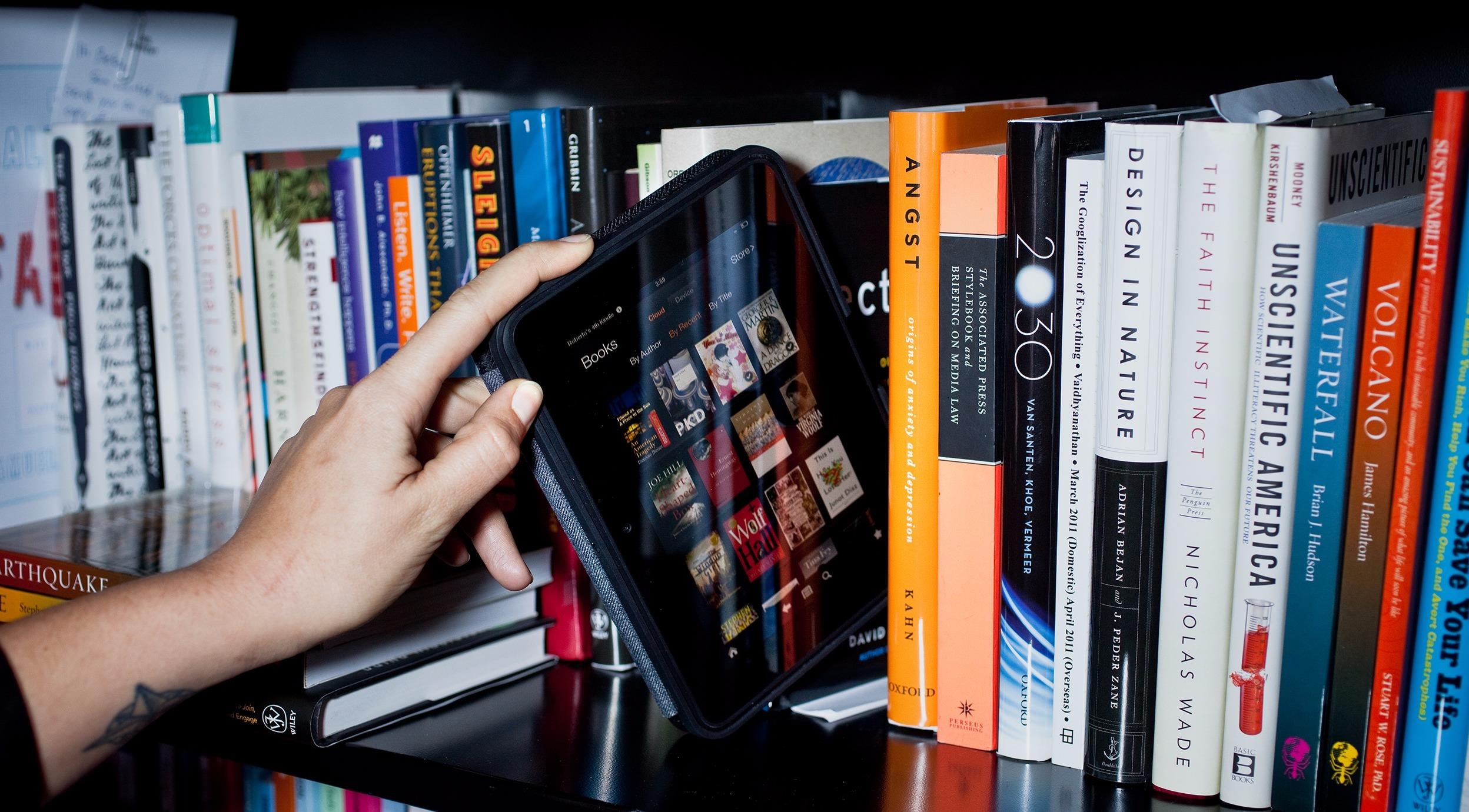 Ve sach dien tu va sach giay hinh anh