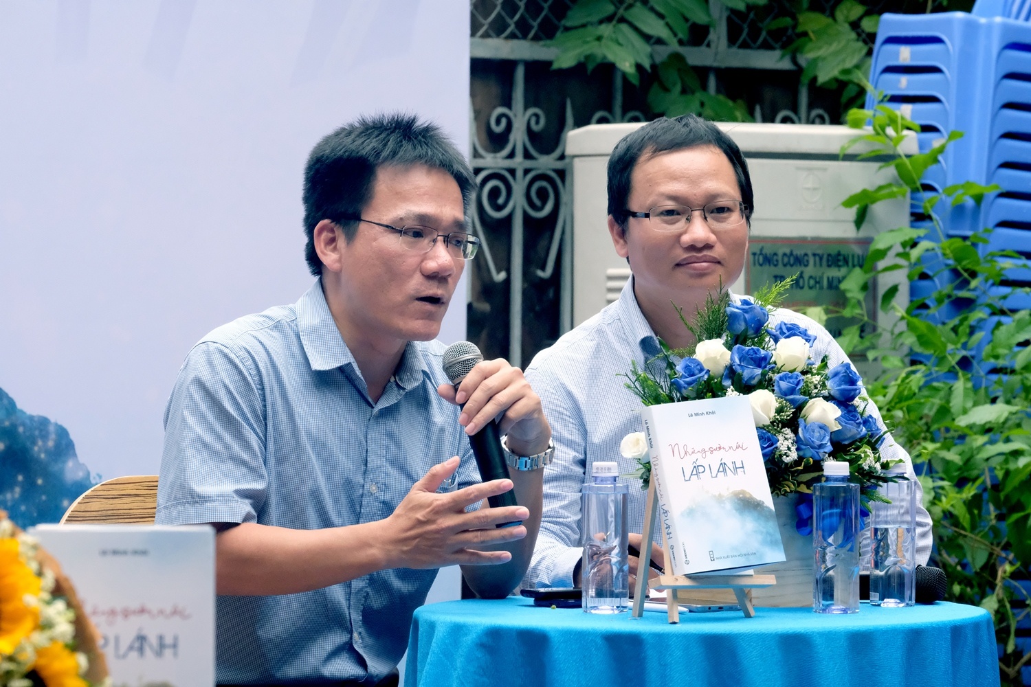 Nguoi bac si coi van chuong nhu moi tinh dau hinh anh