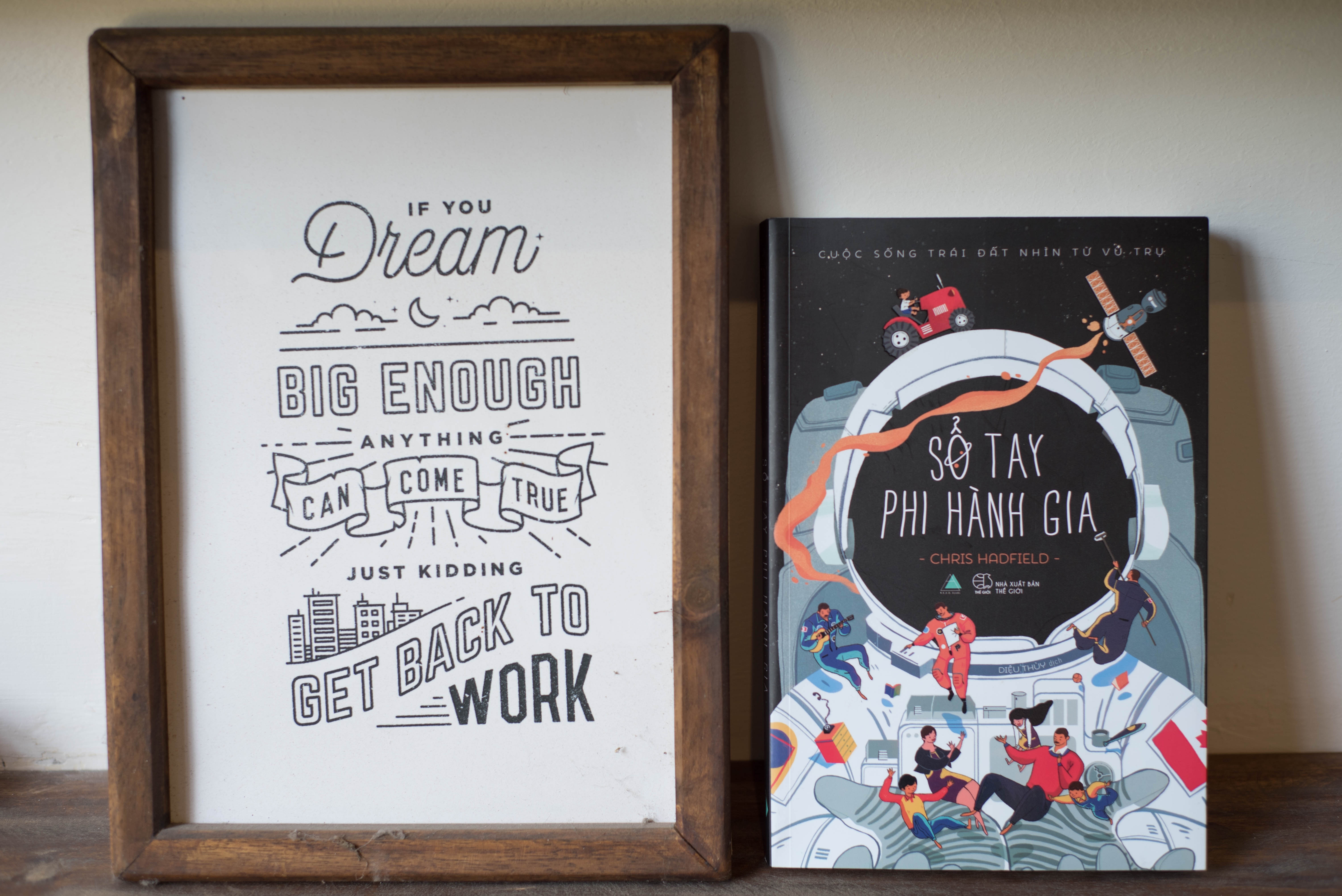 cuon so tay ve vu tru cua mot phi hanh gia anh 1