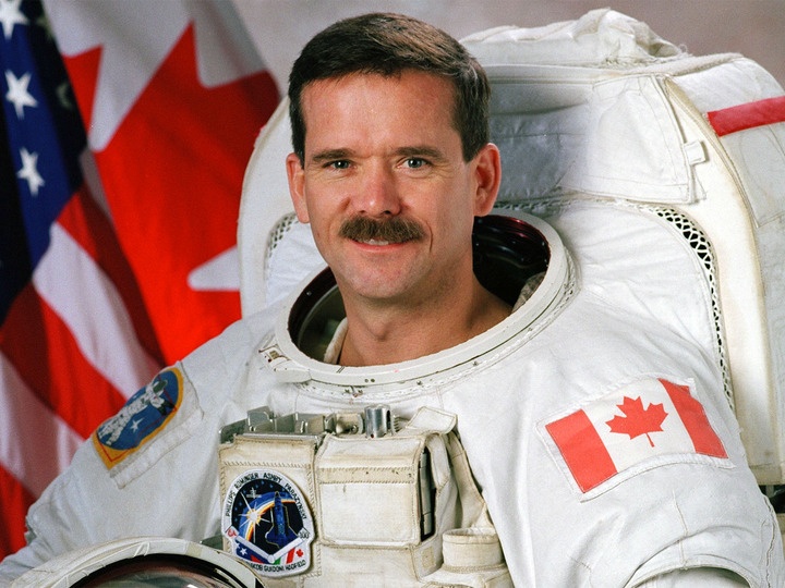 cuon so tay ve vu tru cua mot phi hanh gia anh 2