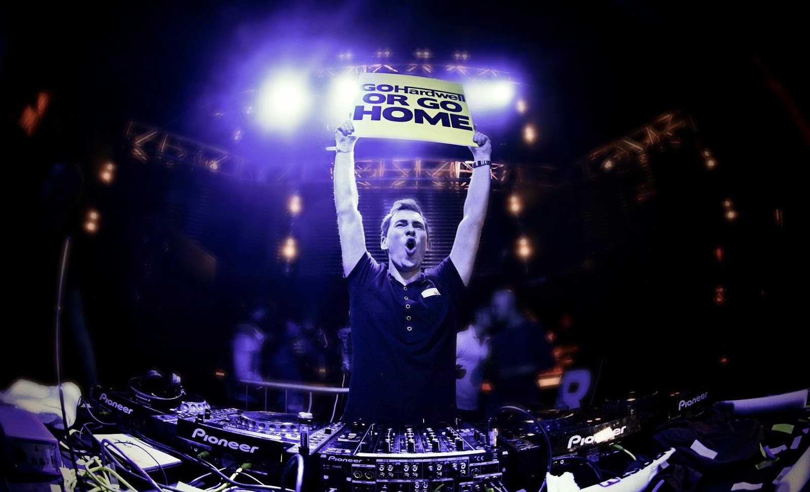 DJ Hardwell hua hen pha ky luc nguoi tham gia le hoi EDM hinh anh