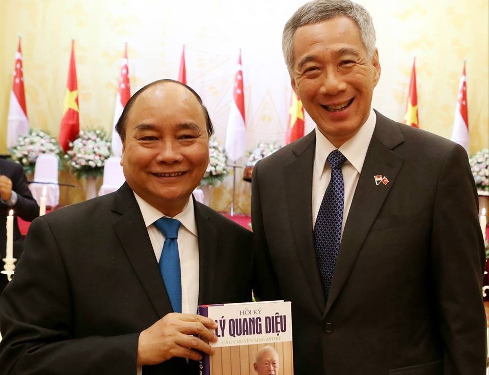 Ong Ly Hien Long tang sach Thu tuong Nguyen Xuan Phuc hinh anh