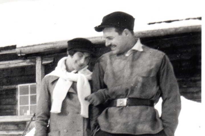Nghi van Ernest Hemingway ngoai tinh voi em vo hinh anh