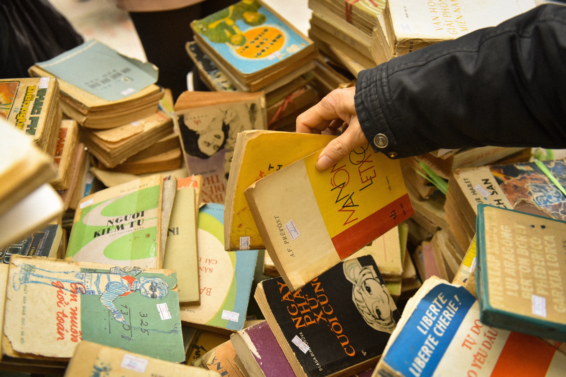 Nguoi tre choi sach xua hinh anh