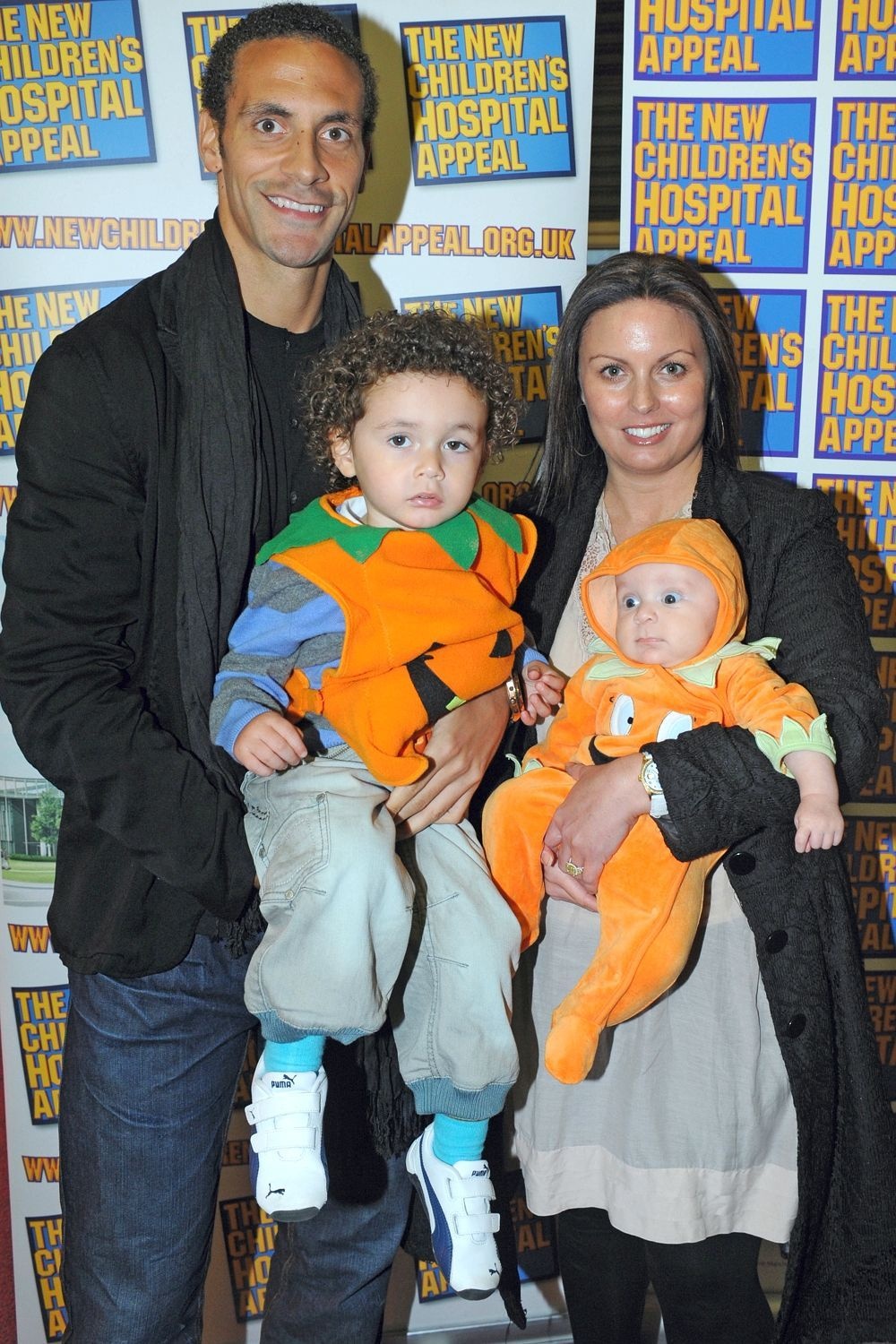 Rio Ferdinand ra sach anh 1