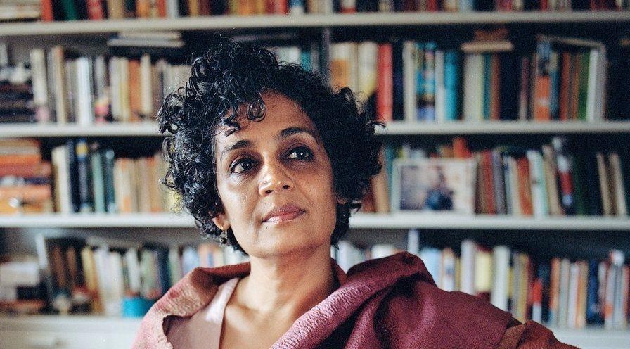 Cuon tieu thuyet dang gia 20 nam cho doi cua Arundhati Roy hinh anh
