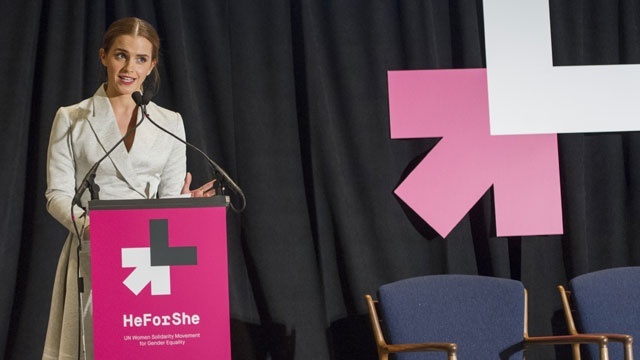 Emma Watson giau sach tai Paris anh 3