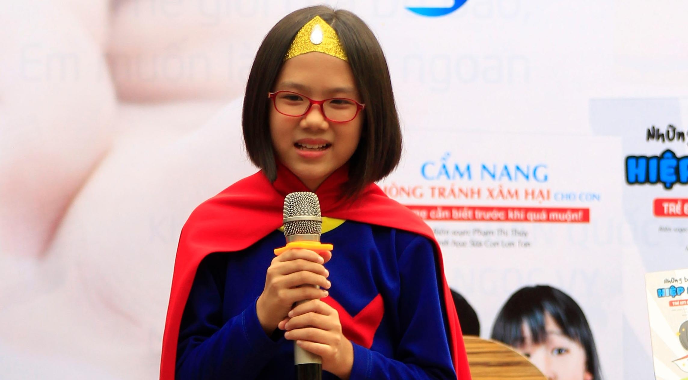 Co be 9 tuoi chia se ky nang bao ve khoi nguy co bi xam hai hinh anh