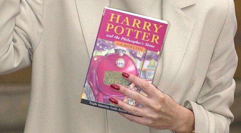 10 su that thu vi dang sau cuon sach ‘Harry Potter va Hon da phu thuy’ hinh anh