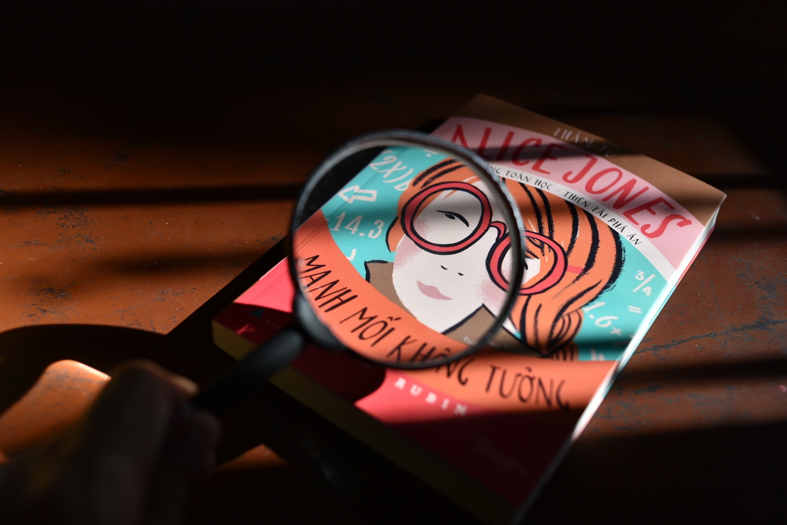 Tham tu Alice Jones quay tung mua he hinh anh