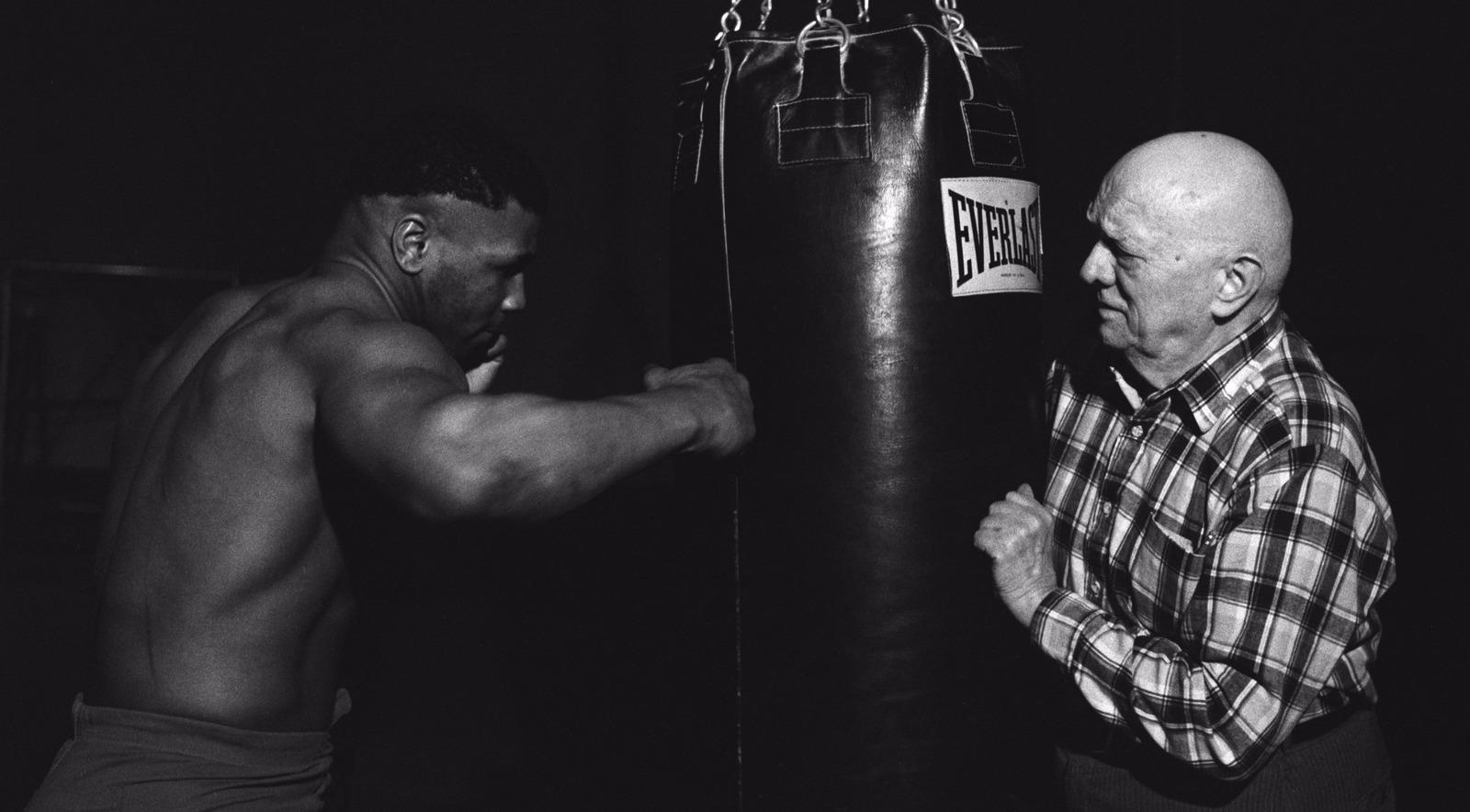 'Mike Tyson - Su that tran trui': Lam the nao de thanh nha vo dich? hinh anh