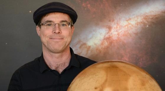 Tac gia ‘Nguoi ve tu sao Hoa’ ra sach moi ve Mat trang hinh anh