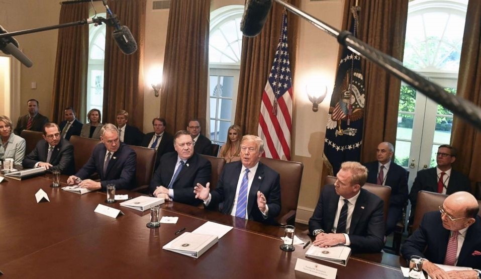 cuu co van chi trich ong Trump anh 2