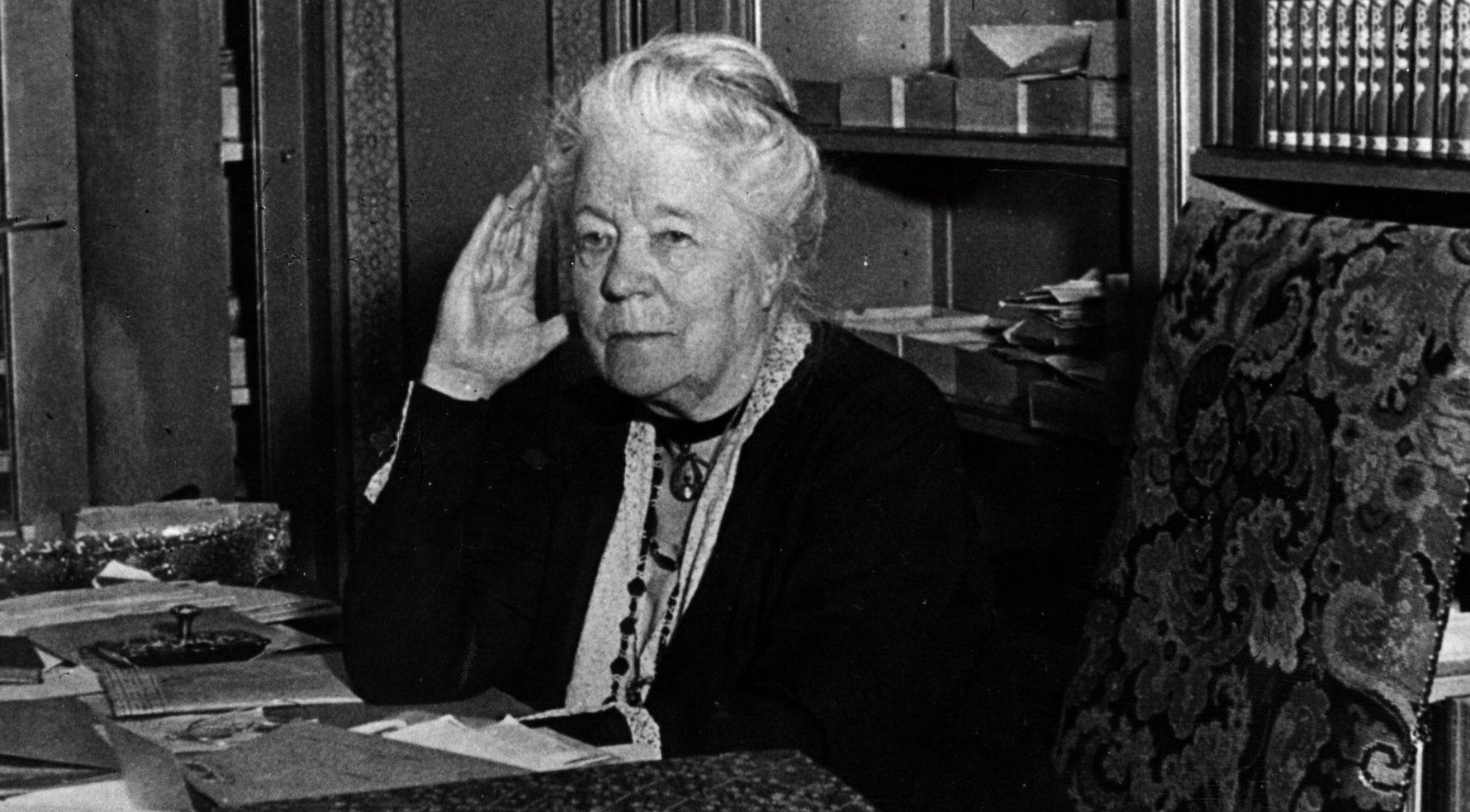 Nguoi phu nu viet nhung cau chuyen huyen thoai cho thieu nhi hinh anh